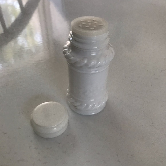 5 Milk Glass Spice Jars - Picture 7 of 12